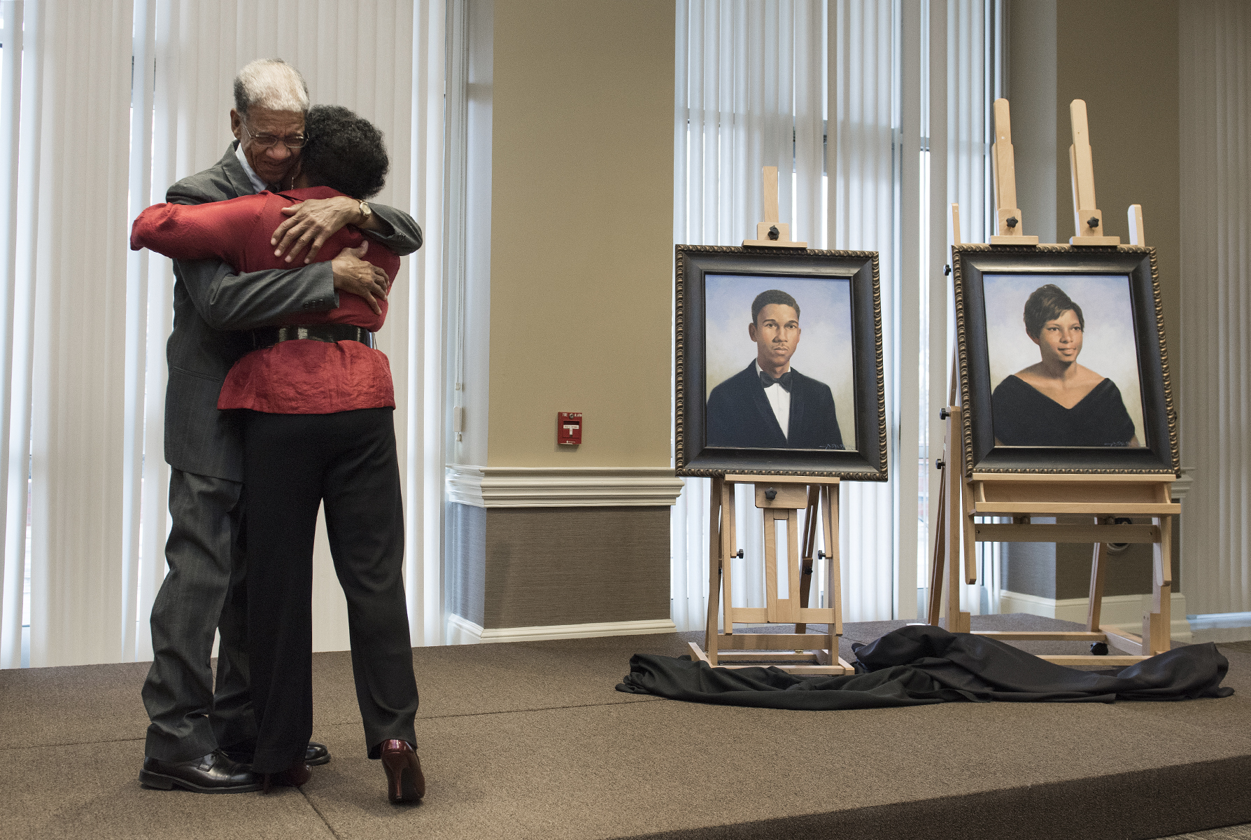 Glenda Phillips Hightower and Eugene Perry ‘69 are honored with formal portraits during a ceremony to commemorate their roles in Elon's history as the first black student and the first black graduate, respectively.