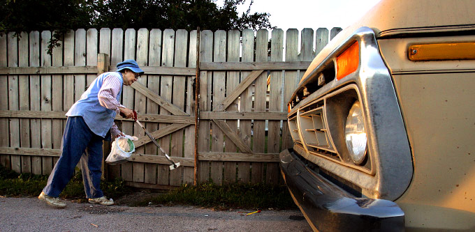 Her old barbecue tongs laid to rest back at home, Ann grabs litter with her new-fangled trash grabber, a gift from a local car dealer. Even though she had to stoop more with the tongs, she was a bit wary of her grabber at first. But after a modification of the trash-bag holder, she learned to love the grabber and swings it with ease as she goes.