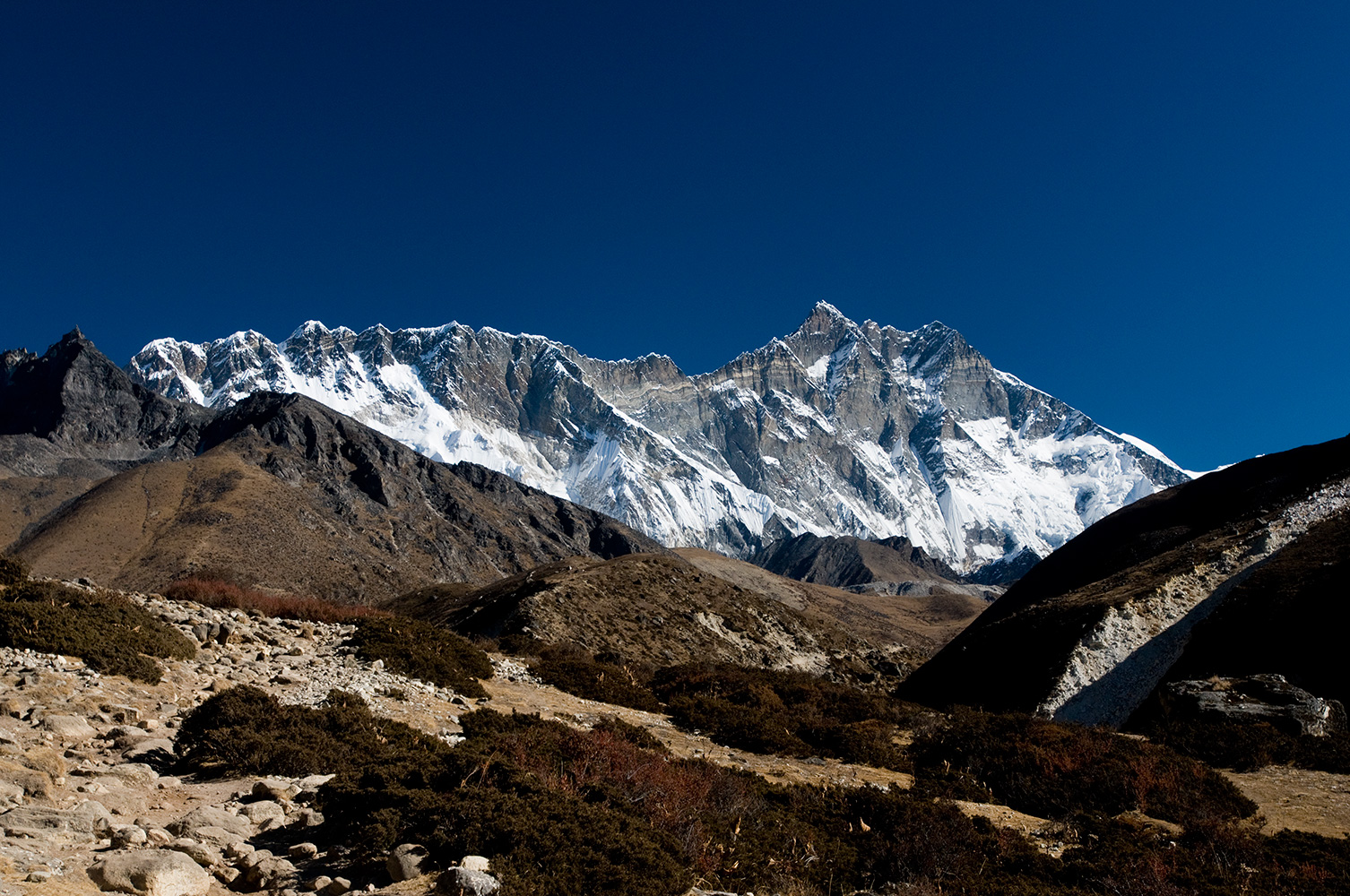 The vast south wall, seen from the trail up the Imja Khola to Chhukung.Nikon d300, 17-35mm. November 2008
