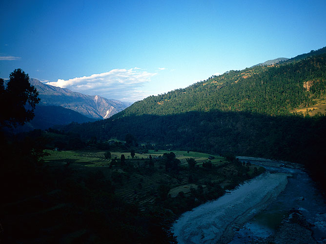 Morning in the Arun Valley: MAKALU: HIMALAYA: STEVE RAZZETTI - PROFESSIONAL PHOTOGRAPHER