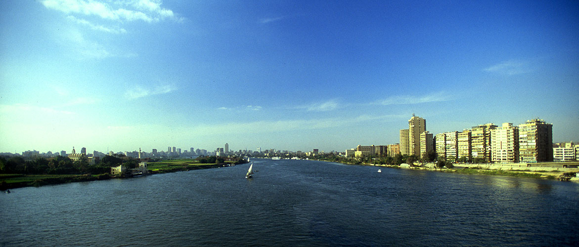 The cty and the River Nile, from El Giza bridgeNikon F5, 17-35mm, Fuji Velvia 100
