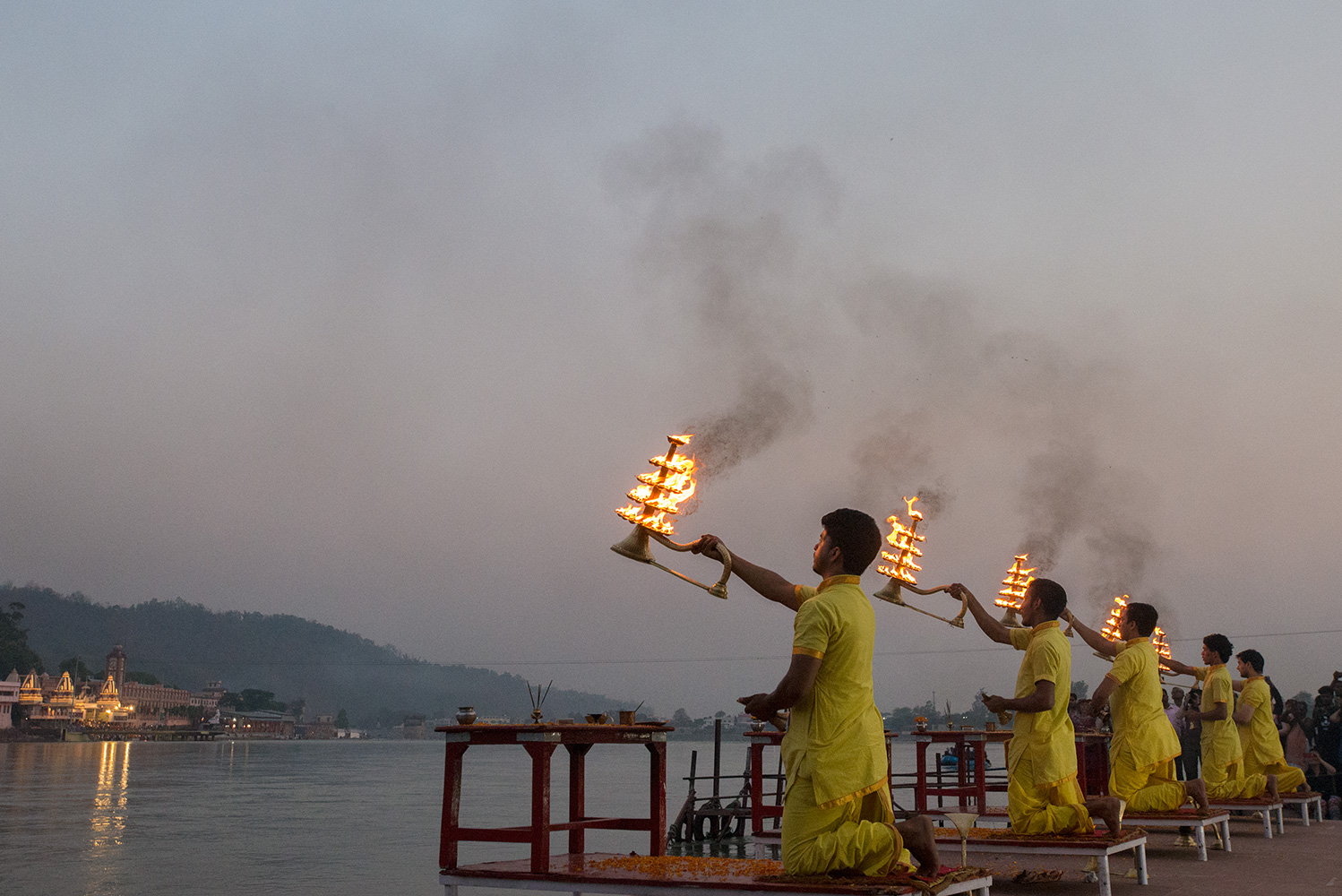 On the opposite bank of the Ganga from the Parmanth Niketan Ashram, this more relaxed and informal aarti ceremony takes place