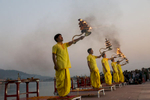 On the opposite bank of the Ganga from the Parmanth Niketan Ashram, this more relaxed and informal aarti ceremony takes place