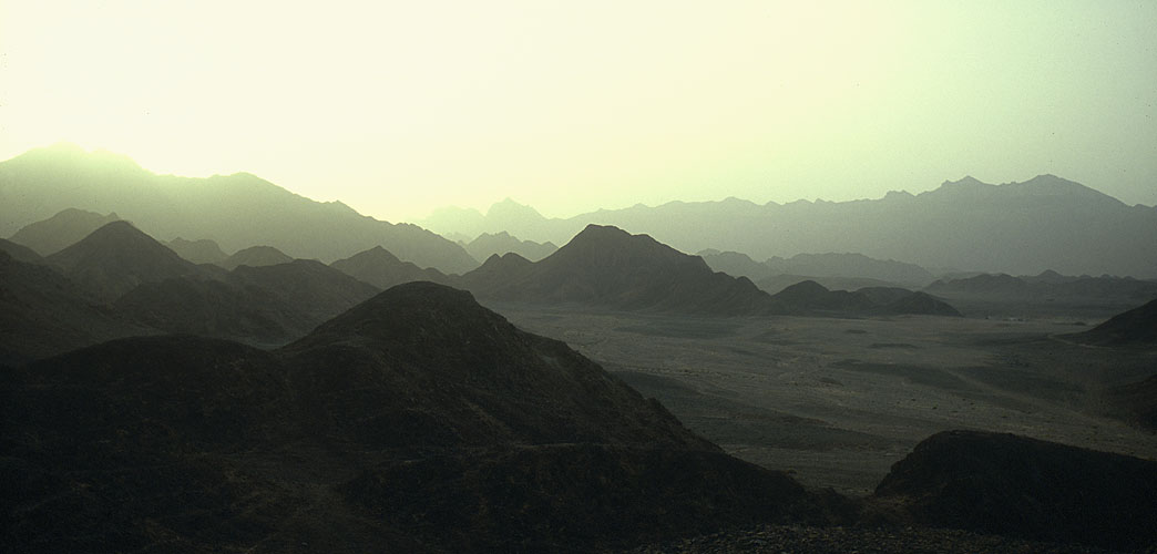 A view to the mountainous interior of the Hadramawt from the Arabian Sea coast between Bir Ali and al-MukallaNikon F5, 17-35mm, Fuji Velvia 100