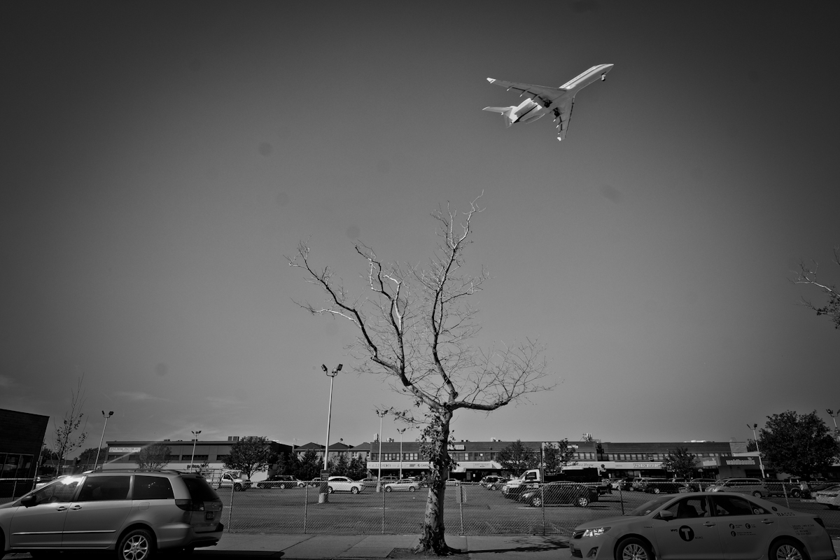 9/24/2015  Jackson Heights at the border to East Elmhurst neighborhood,  Queens NY. Flights going into Laguardia Airport.  © 2015 Yunghi Kim/Contact Press Images.