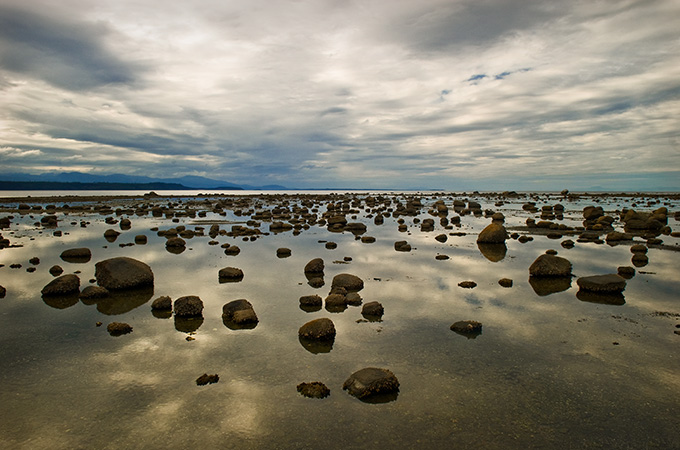 Lowtide.Stepping stones to the distant horizon.Many fossils have been foundin this prehistoric looking place.