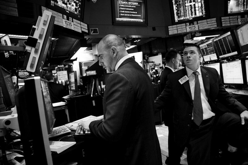 Traders work at the New York Stock Exchange Market, as Wall Street suffers through another extraordinary and traumatic session Monday, following the sharp drop of the Asian markets. The Dow Jones industrials plunged as much as 800 points -- their largest one-day point drop -- before recovering to close with a loss of 370, resulting in the Dow below 10,000 for the first time in four years, despite the US and other states’ government efforts to contain the fast-spreading financial crisis. New York, Oct 06 2008.