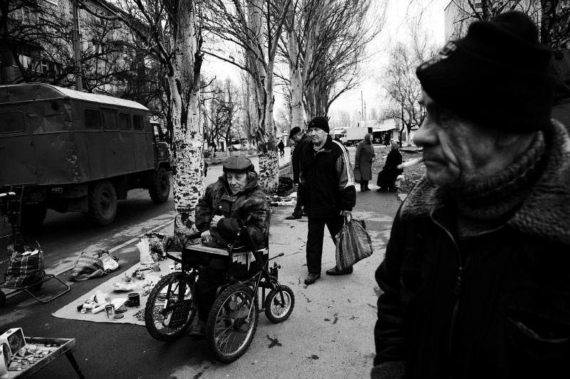 A street market scene near a Soviet-era project in Donetsk’s working class area, as the economic crisis has started to hit Ukraine. Many residents in industrial towns in the Eastern parts of Ukraine, like Donetsk, are facing to lose their jobs, due to the crisis. Donetsk, Nov 27 2008.