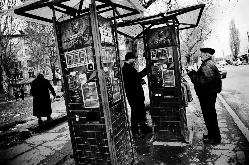 People play cheap slot machine games in the street in Donetsk’s working class area, as the economic crisis has started to hit Ukraine. Many residents in industrial towns in the Eastern parts of Ukraine, like Donetsk, are facing to lose their jobs, due to the crisis. Donetsk, Nov 27 2008.