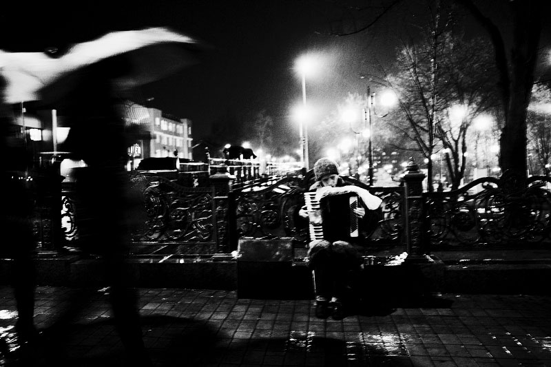 A blind performer in a rainy night in Donetsk, as the economic crisis has started to hit Ukraine. Donetsk. Nov 26 2008.
