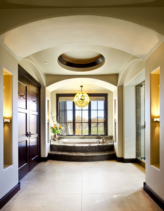 Interior bathroom jacuzzi with high ceiling
