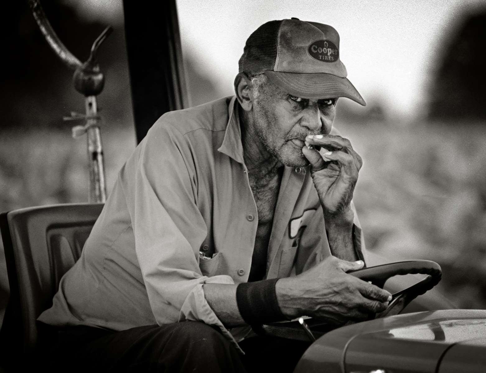 (7/29/97 STANCILL)Les Mix, 76, who has labored on tobacco farms most of his life, takes a smoke break. CHRISTOPHER A. RECORD/Staff