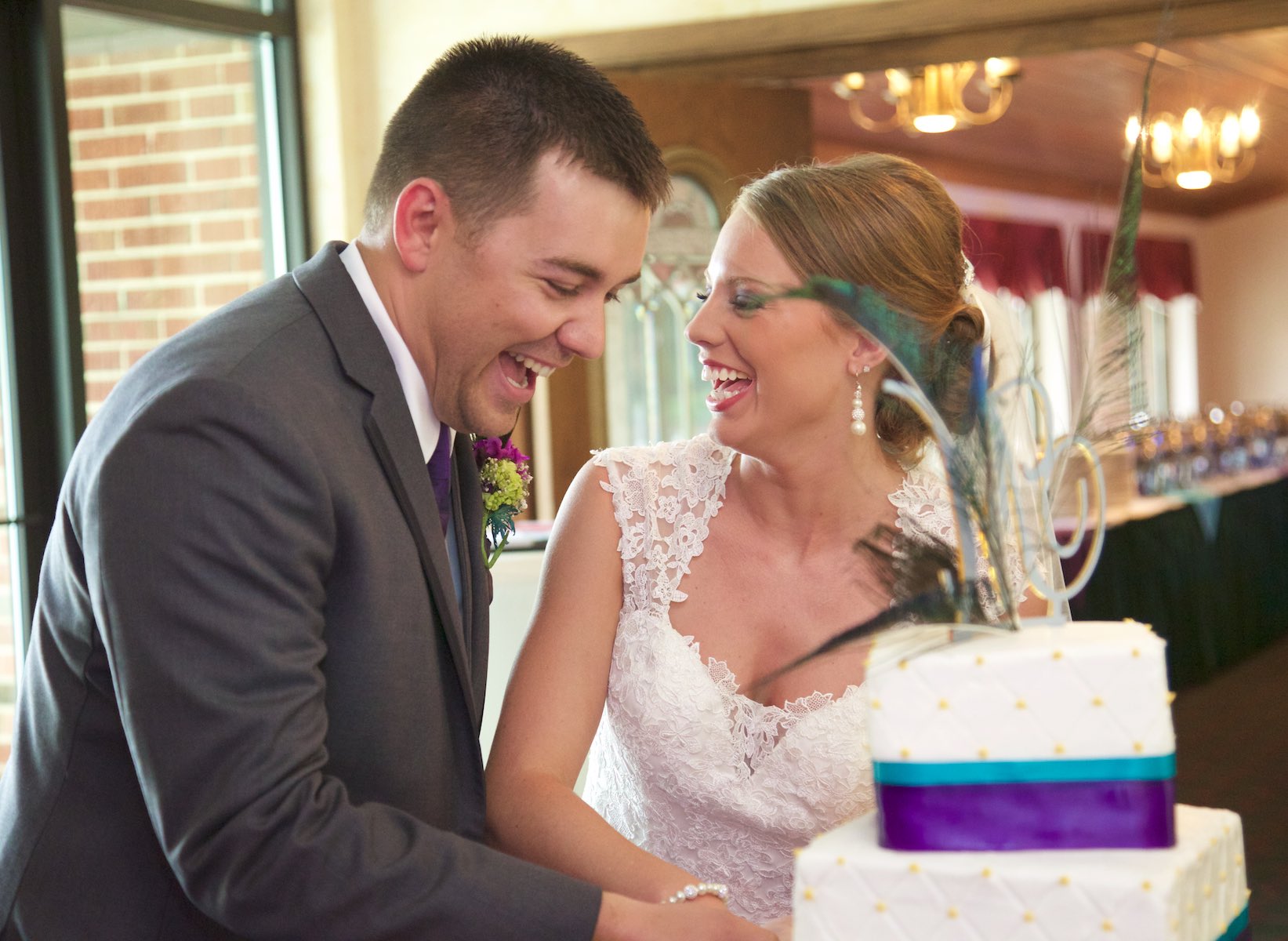 Amanda & Nick cut their wedding cake, Jacksonville Country Club wedding reception. Wedding photography by Steve & Tiffany Warmowski.