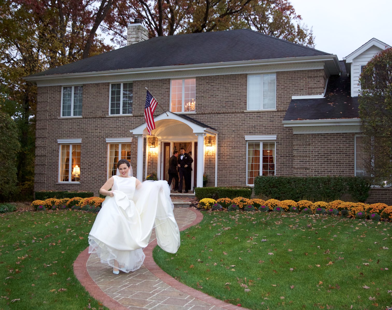 Elizabeth leaves home and heads to reception at Crystal Tree Country Club, Orland Park. Wedding photography by Steve & Tiffany Warmowski