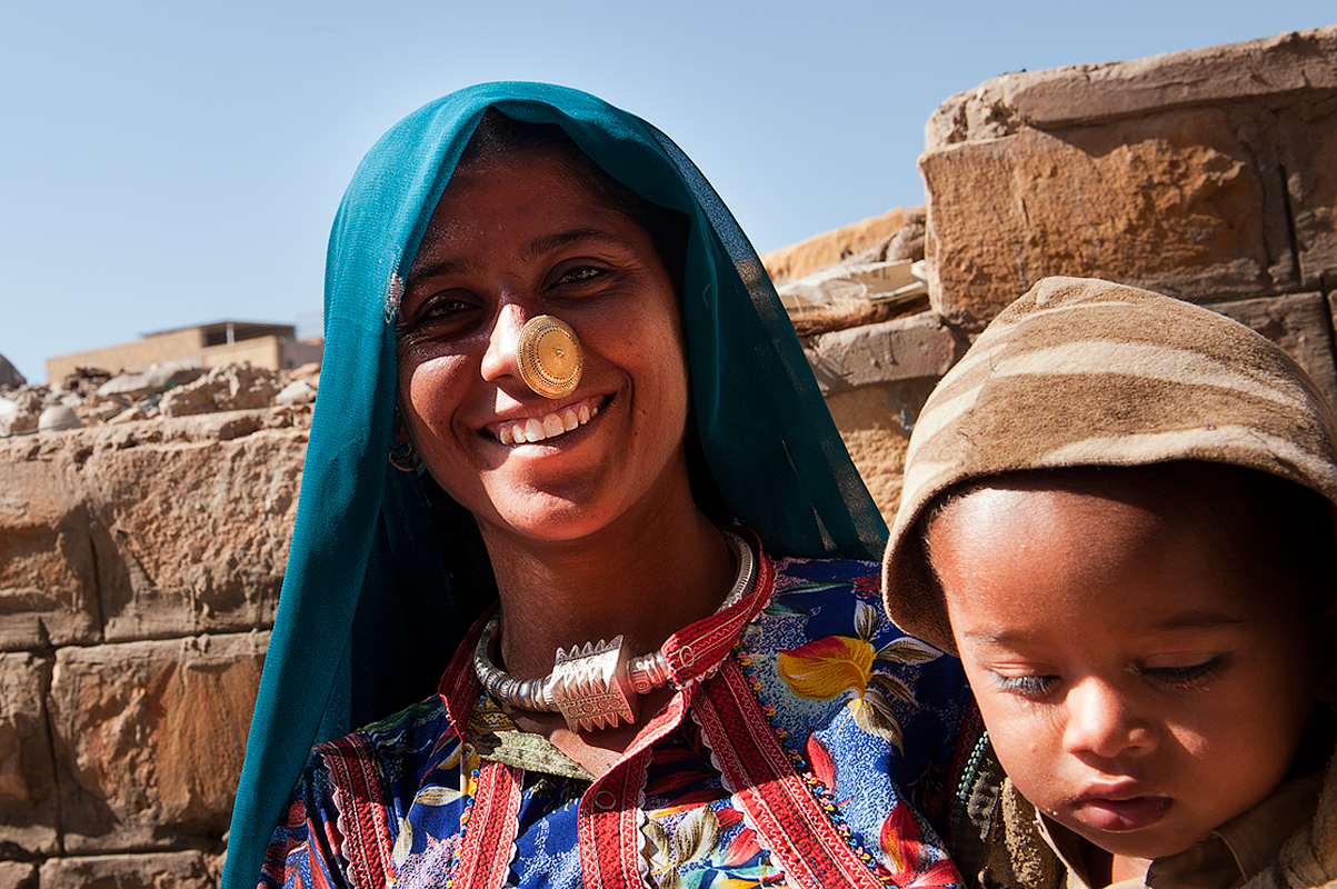 A muslim woman with her son. Jaisalmer.