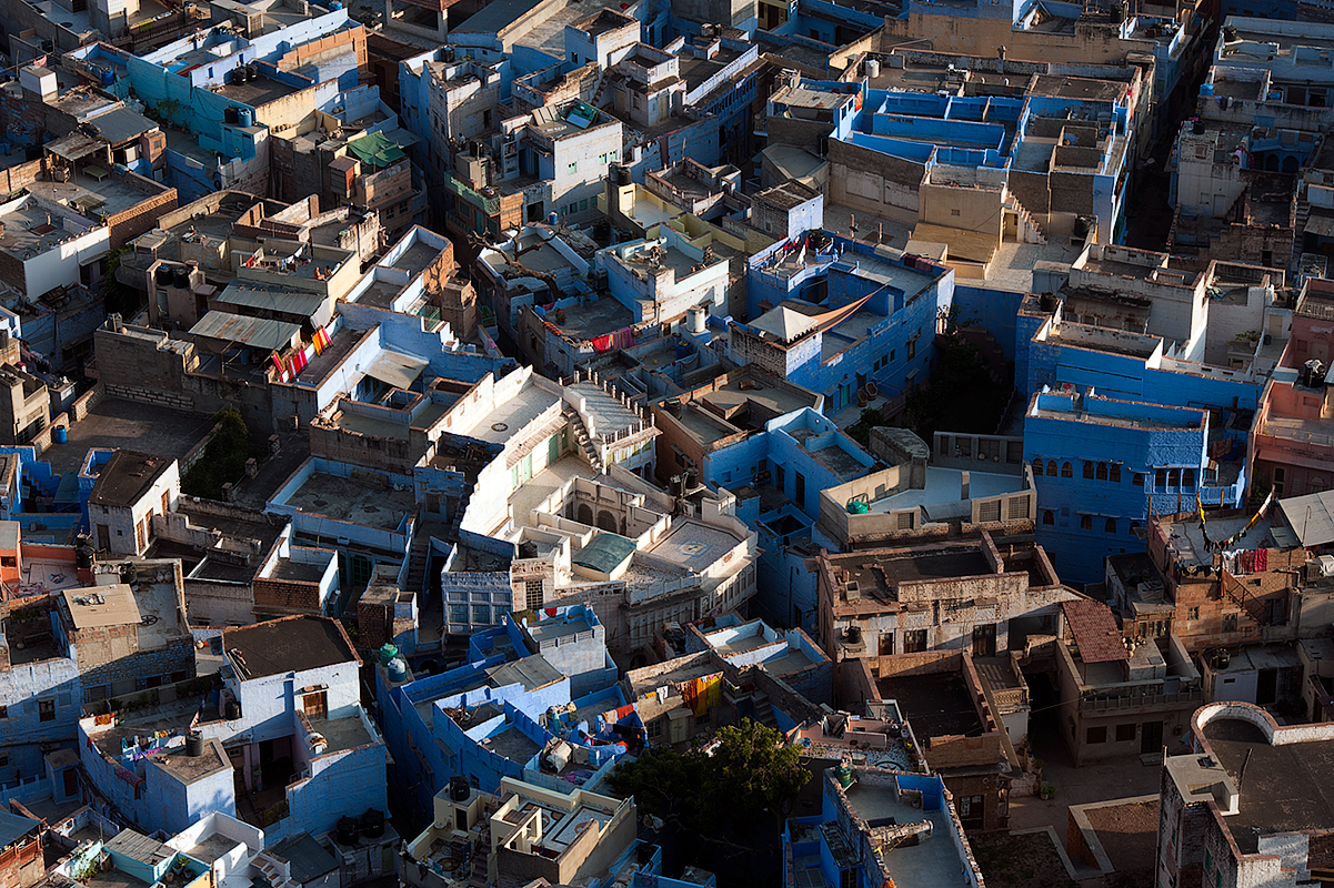 The houses belonging to the high cast (Bhramans) are painted in blue and are suited around the Mahrangarh Fort. Jodhpur is also called the blue city.