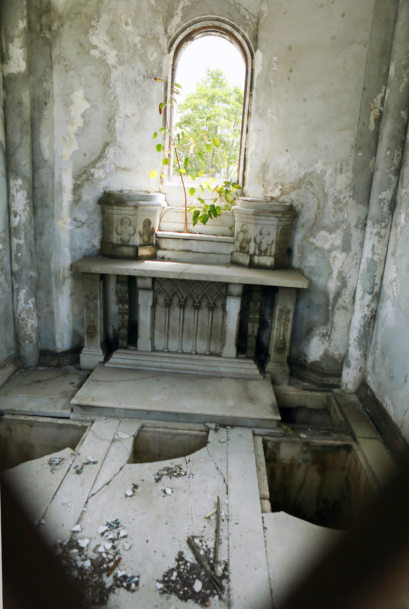 Robbed Graves, Necrópolis Cristóbal Colón 