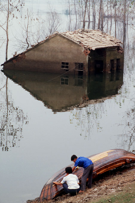 China_flood_couple_boat