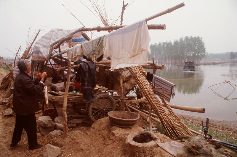 China_flood_makeshift-home
