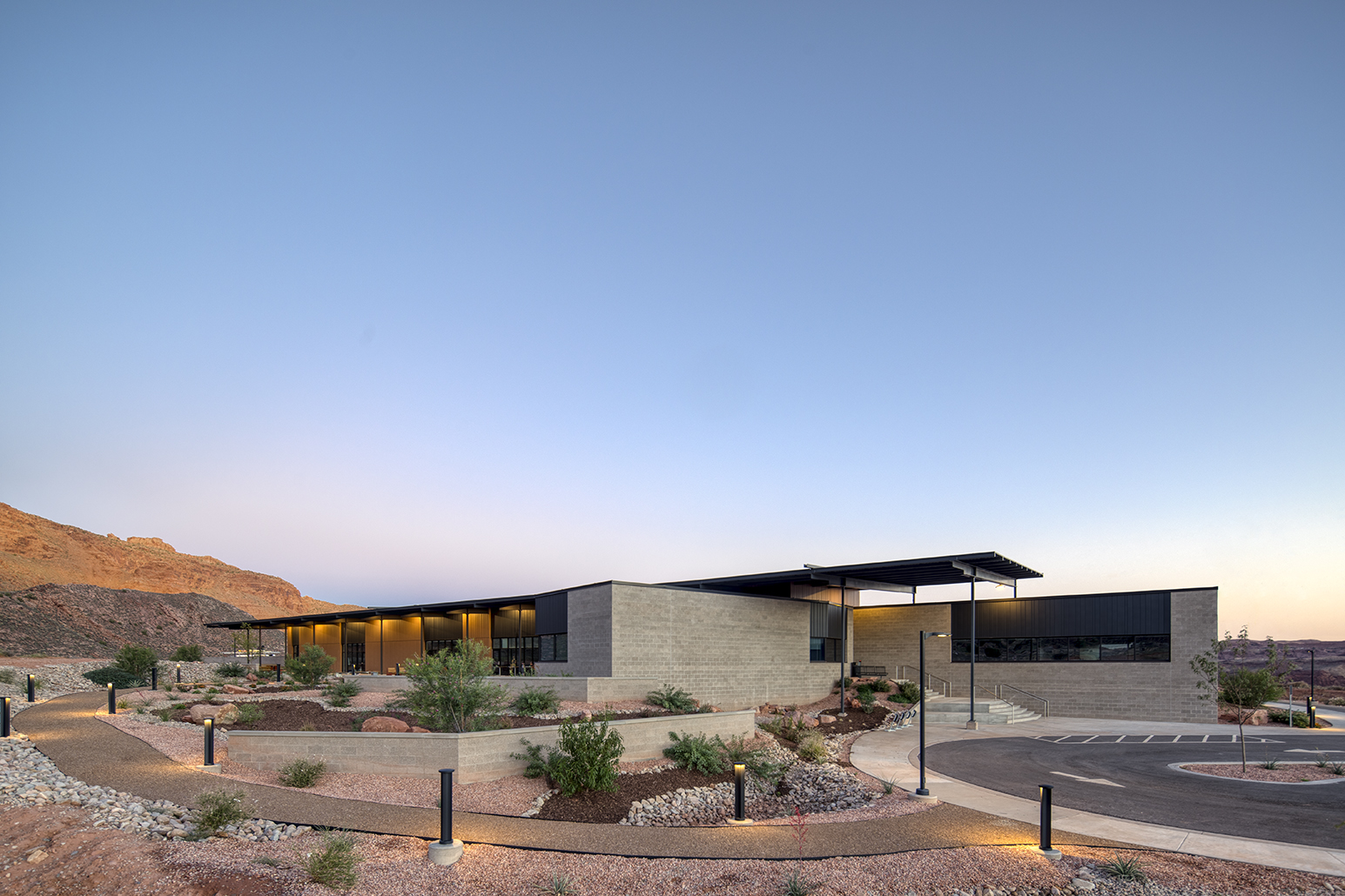 Utah State University, Moab, UT. MHTN Architects.Architectural Photography by: Paul Richer / RICHER IMAGES