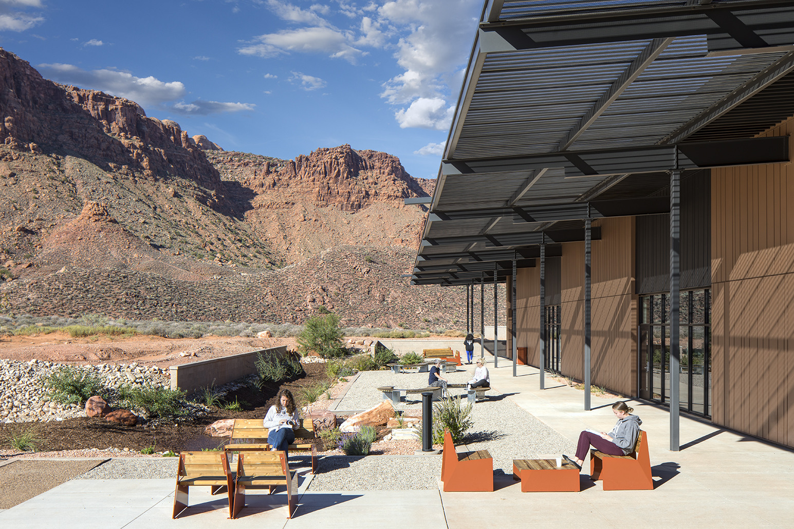Utah State University, Moab, UT. MHTN Architects.Architectural Photography by: Paul Richer / RICHER IMAGES