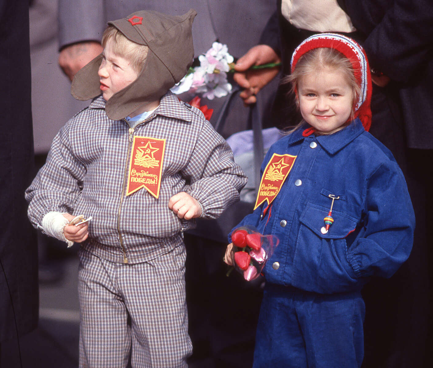 Youngsters along the parade route in Moscow. [Daily News and Wickedd Local Staff Photo/Art Illman]