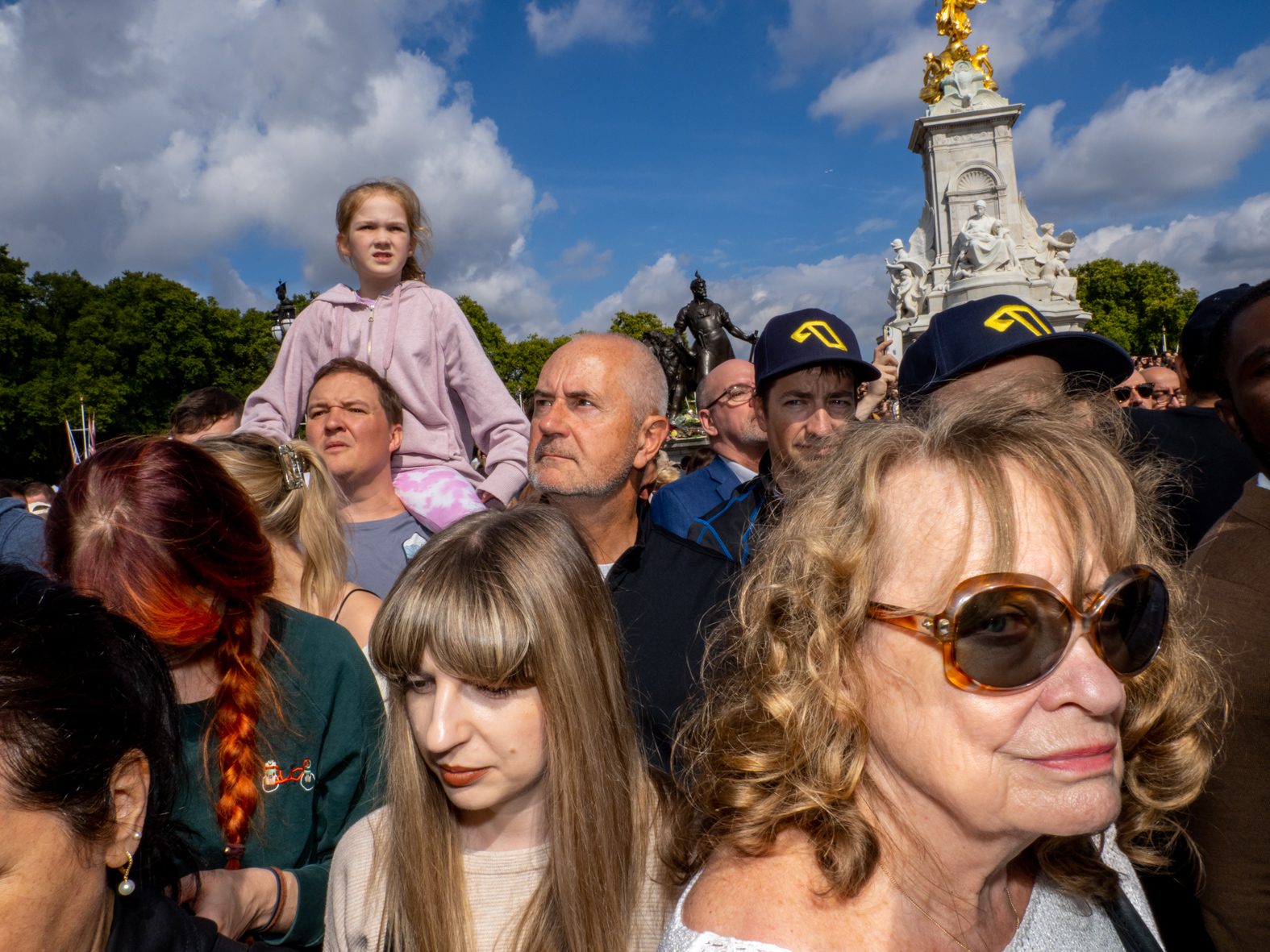 Visitors arrive at Buckingham Palace on the 9th September in London, United Kingdom following the death of Queen Elizabeth II at the age of 96. They came in their thousands to pay their respects, lay floral tributes and hope for a glimpse of King Charles III. (photo by Peter Dench/Getty Images)