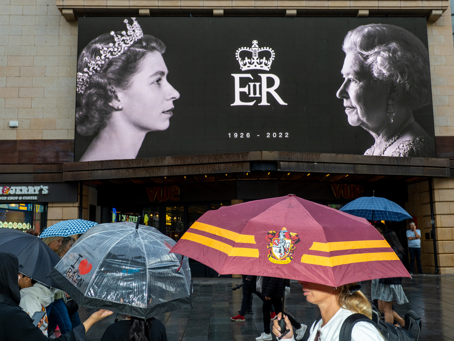 Remembering the Queen Elizabeth II in central London on the 9th September in London, United Kingdom following her death at the age of 96. (photo by Peter Dench/Getty Images)