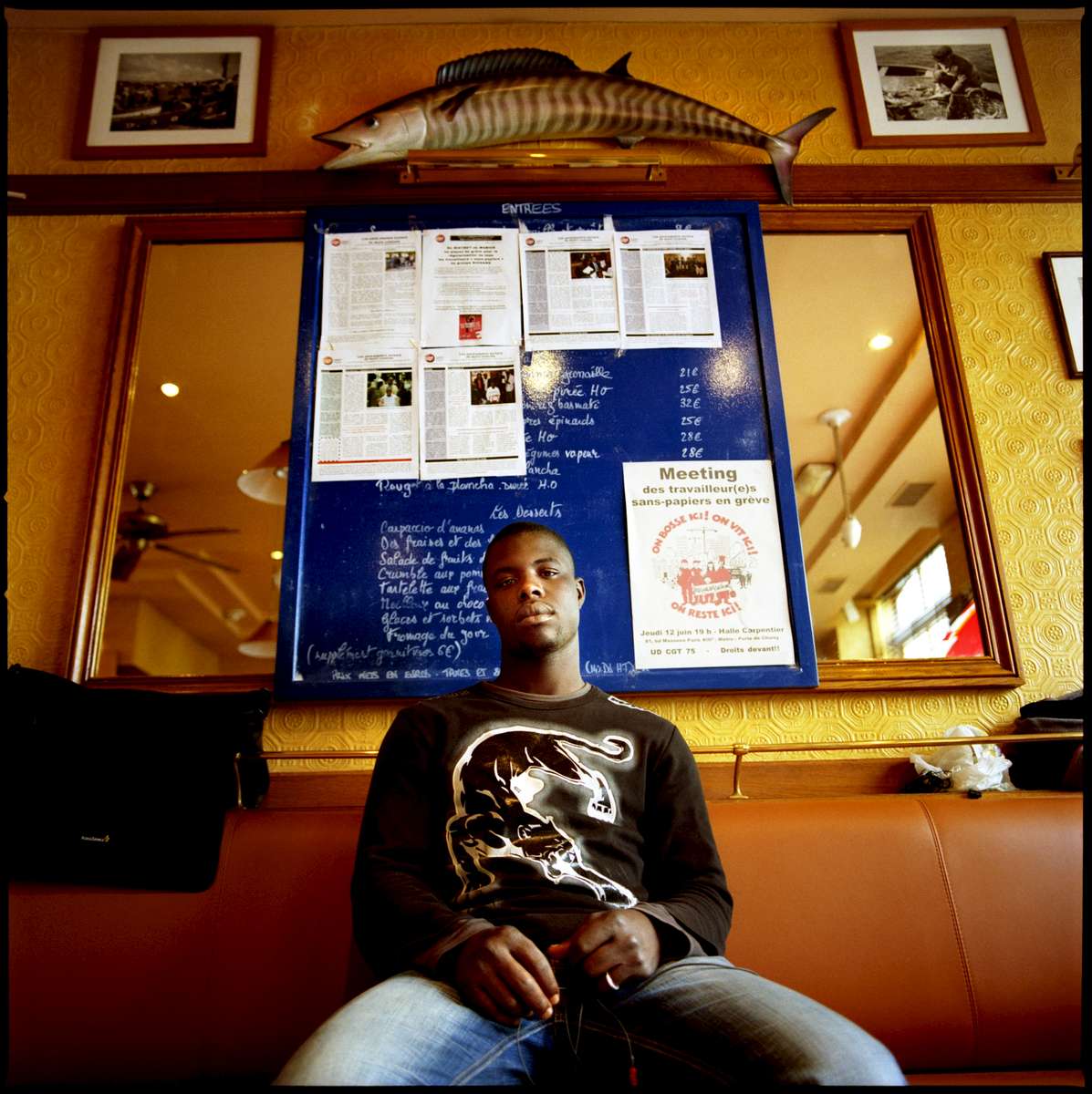 Mamadou est Malien. Il est arrivé en France en 2000. En grève depuis le 24 mai 2008, il demande sa régularisation avec 16 autres employés  des différents restaurants Marius et Janette de Paris.