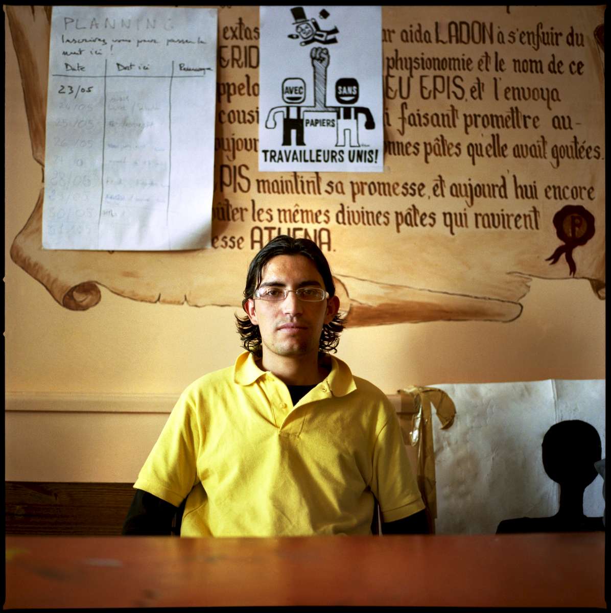 Kamel est Tunisien et est arrivé en France en 2004. En grêve depuis le 19 Mai 2008, il travaille dans l'un des restaurants du groupe PASTAPAPA. Il occupe avec 7 autres grévistes, et quelques soutiens, le restaurant PASTAPAPA de la rue Jean Mermoz à Paris.
