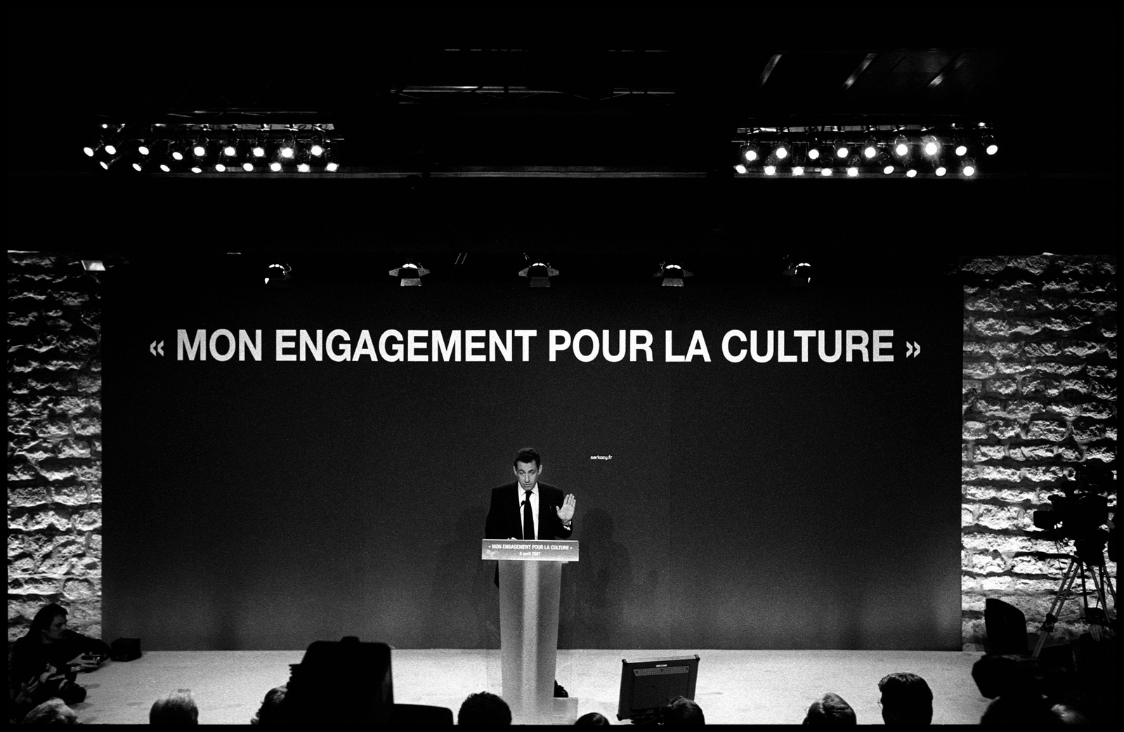 Nicolas Sarkozy a invité une centaine de personnalités de la Culture pour leur faire part de ses engagements, le 4 avril 2007 au Showcase à Paris.