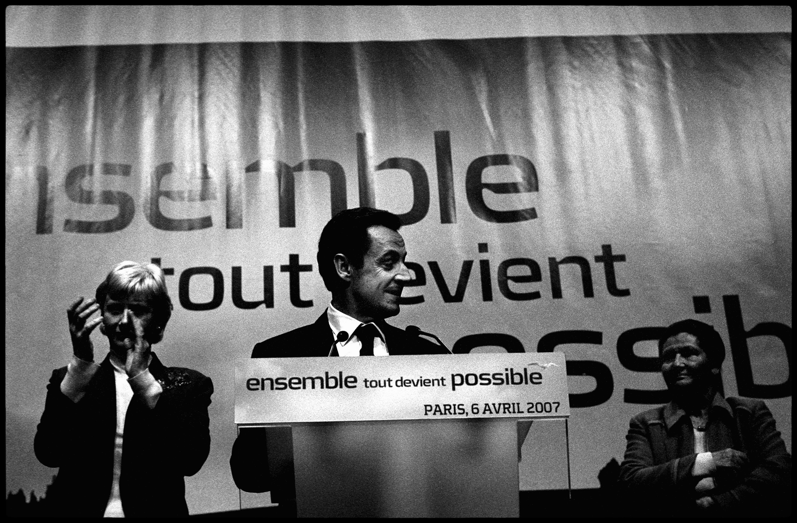 Nicolas Sarkozy, entouré de Françoise de Panafieu - candidate à la Mairie de Paris pour les municipales de 2008 - et de Simone Veil, à l'issue de son discours le 6 avril 2007 à la Mutualité de Paris.