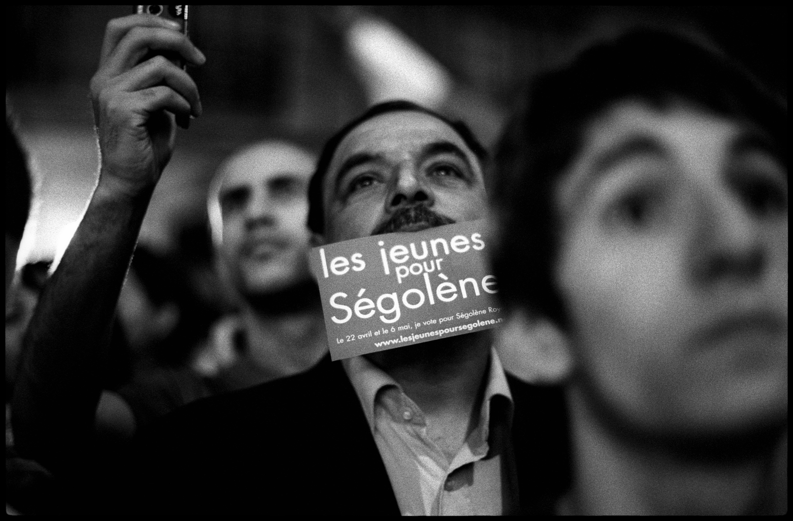 Militants Socialistes et supporters de Ségolène Royal, attendent les résultats du premier tours de l'élection présidentielle le 22 avril 2007 devant le siège du PS, rue de Soférino à Paris.