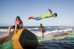 Children are diving in the swimmingpool in the historical community of La Perla.