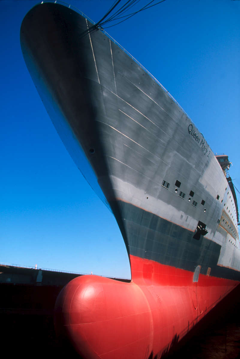QM2 bow during construction in France.
