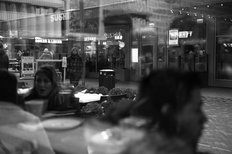 Diners and pedestrians in Tøyen Square. 