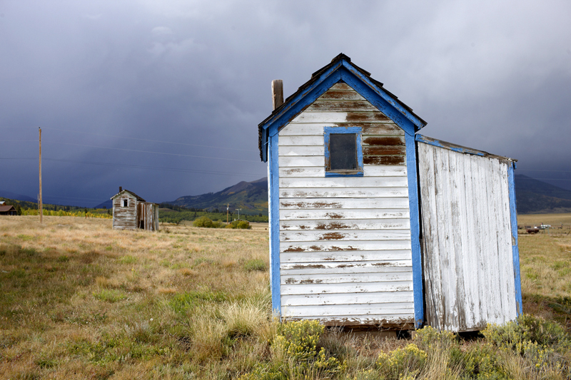 blue-out-house-in-colorado