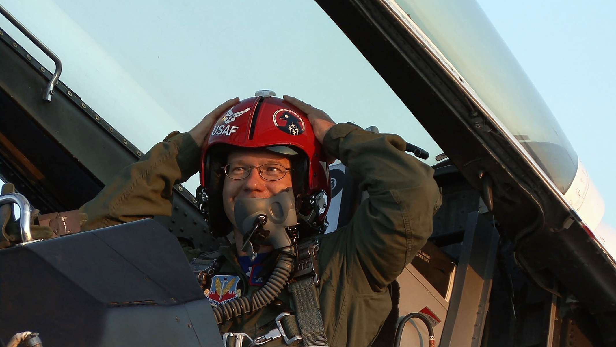 After landing, Star-Ledger photographer Matt Rainey sits in the Air Force F16D jet at McGuire Air Force Base. Lt. Col Rob Skelton piloted the Thunderbird and took Rainey from NJ down past Washington DC and back. Select members of the media get a ride on the Lockheed Martin jet in the days before an air show, which will take place this weekend. This image is a still pulled from video.    Bordentown, NJ  5/30/08  12:27:09 PM  SCOTT LITUCHY/THE STAR-LEDGER 