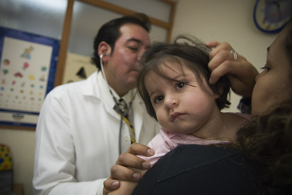 Doctor Alejendro Orojca examines the young patient.