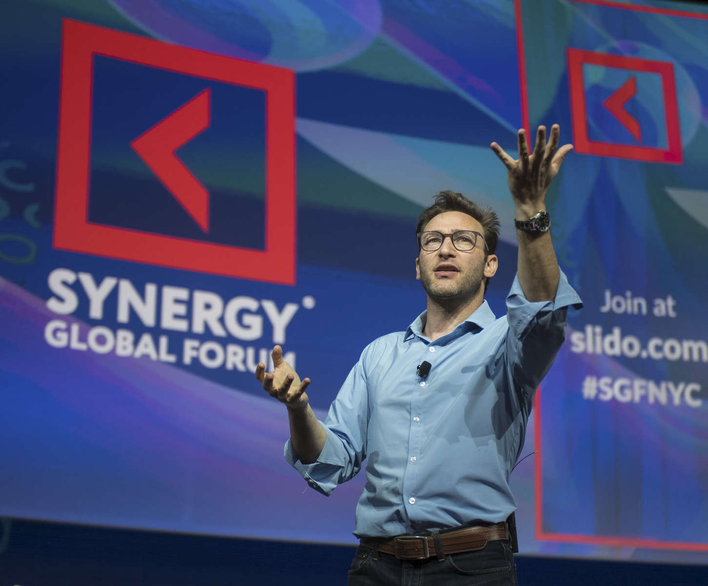 Simon Sinek is speaking at the Synergy Global Forum NY at The Theater at Madison Square Garden October 28, 2017. Photo by Ron Wyatt Photography
