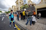 Lance gets mobbed by reporters outside the hotel, while Chechu enjoys an uninterupted, less hectic walk to the garage.