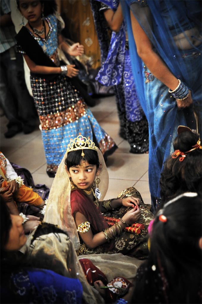 For these sacred nine nights during Navrartri, women and girls gather to dance the ‘ras garba’ and sing songs of praise to Abbaji their goddess. 