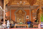 Puri Agung Ubud is home to the Royal Family of Ubud. Carved wood covered in gold-leaf combine with batu bali and carved batu paras makes an elegant setting for meetings and social events. Tjokorde Gede Putra Sukawati (extreme right) spends much time meeting with local community leaders, heads of state from foriegn countries and Indonesian officials. Photo by Jay Graham