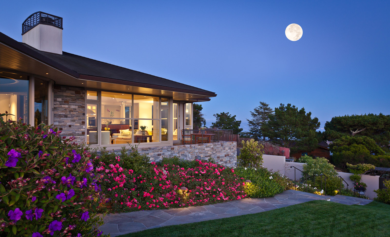 Tiburon home high on the hill with a view to Angel Island and San Francisco. Full moon rising over the horizon. Residence designed by Sutton Suzuki Architects. Photo by Jay Graham