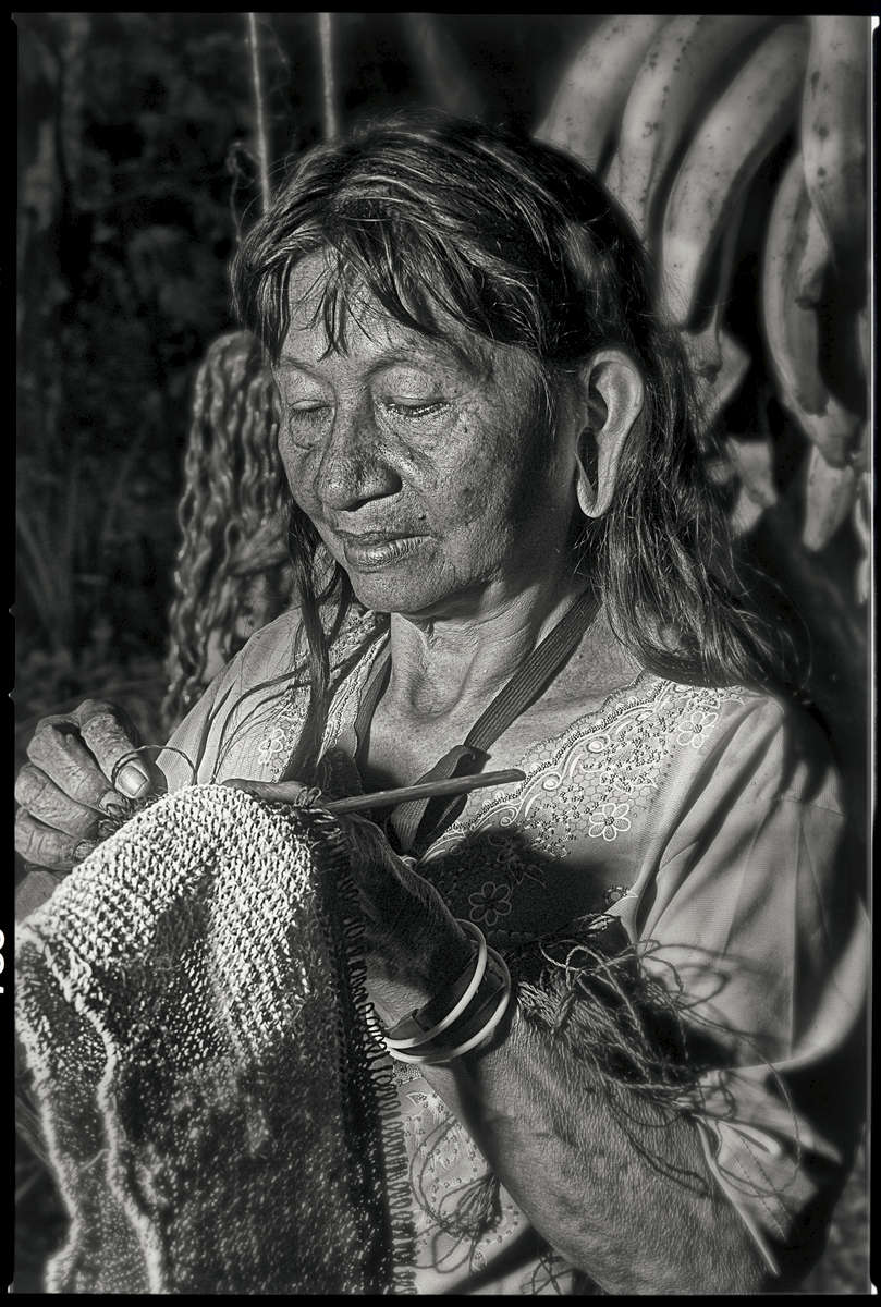 Mujer-indigena-huaorani_-resc-35mm-bn