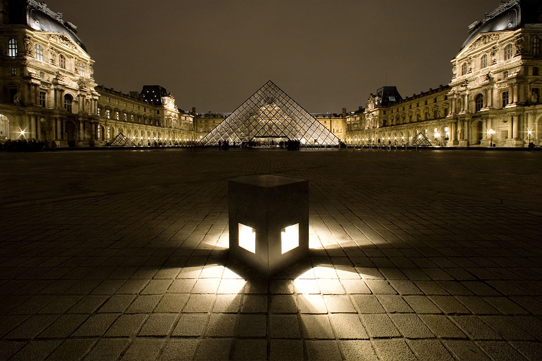 The amazing Louvre after dark