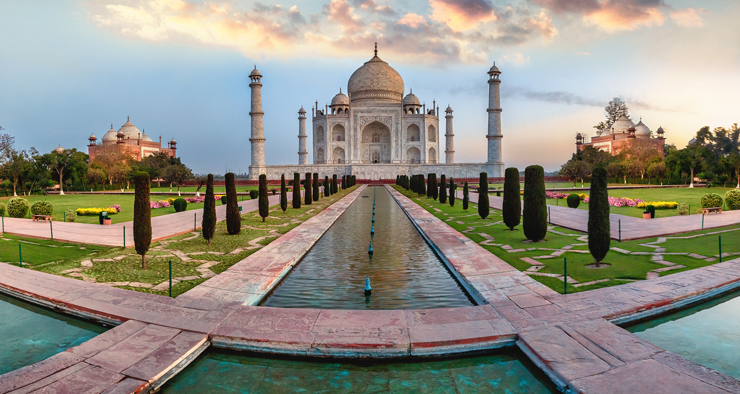 Sunrise panorama of the Taj Mahal