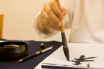 A students practices traditional Japanse calligraphy in a Shinjuku studio.