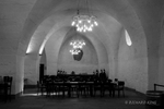 Black and white photograph of the dining room with arched ceilings and chaneliers of Heidelberg Castle