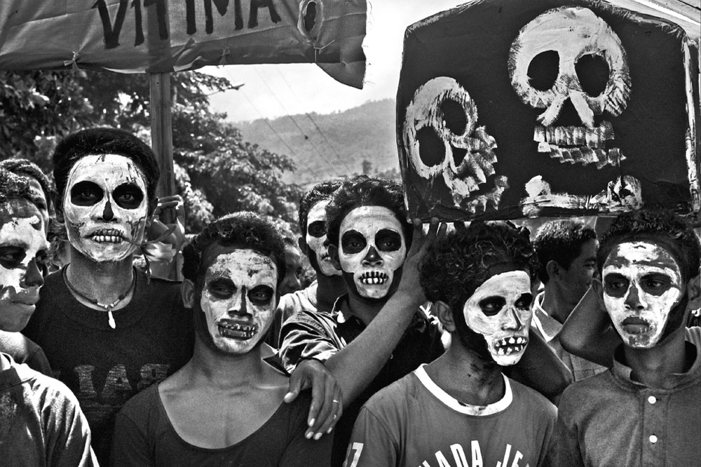 Members of the Bibi Bulak theatre troupe and Arte Moris students with their commemoration for the victims of the Santa Cruz massacre. Dili, East Timor. November 12, 2003. 